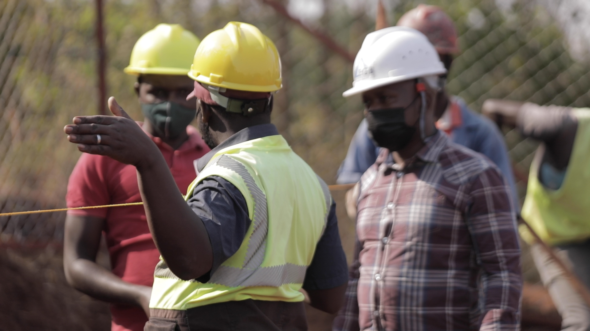 Abakozi bamaze gusiza ikibanza kizubakwamo inzu 15