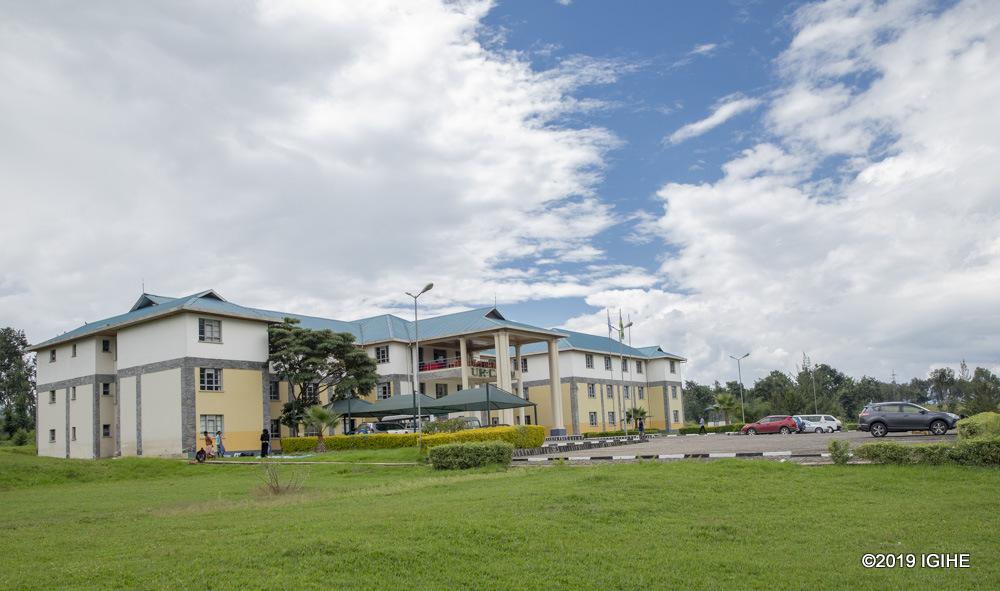 Dr Mushimiyimana yigishaga muri Kaminuza y'u Rwanda mu Ishami ry'Ubuhinzi n'Ubuvuzi bw'amatungo rya Busogo