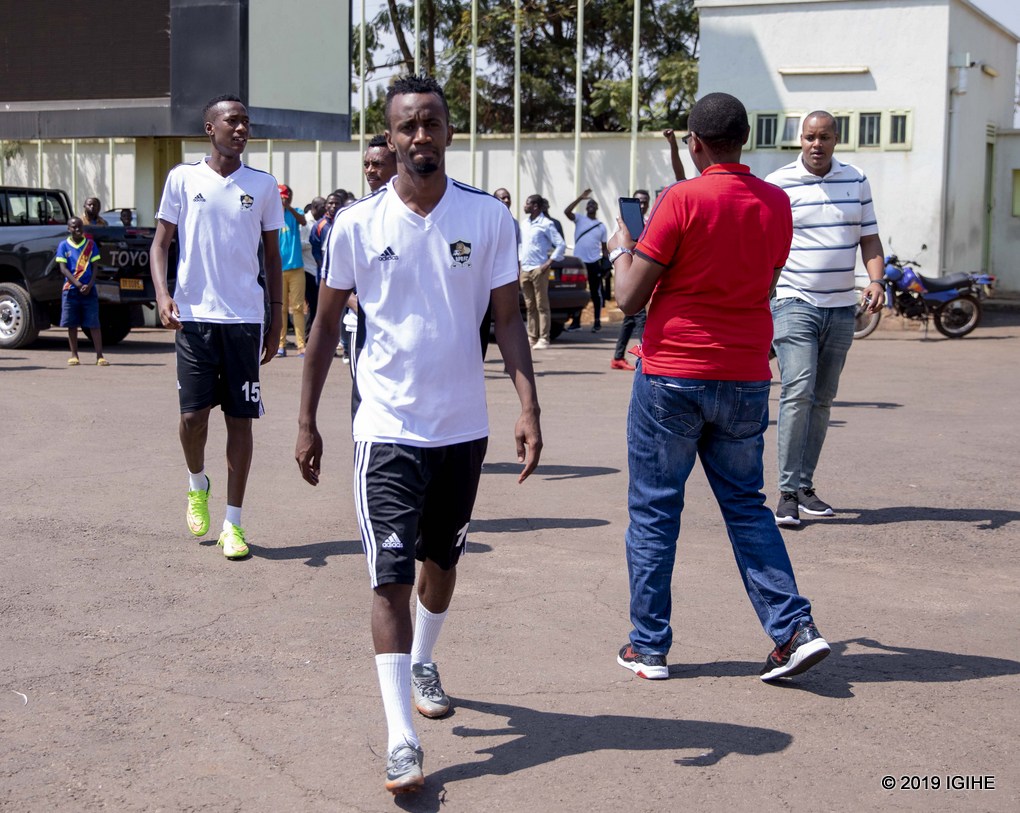 Ishimwe Kelvin imbere, Rwabuhihi Aimé Placide inyuma berekeza mu kibuga cya Stade ya Kigali guhura n'Umutoza mukuru w'agateganyo Mulisa Jimmy