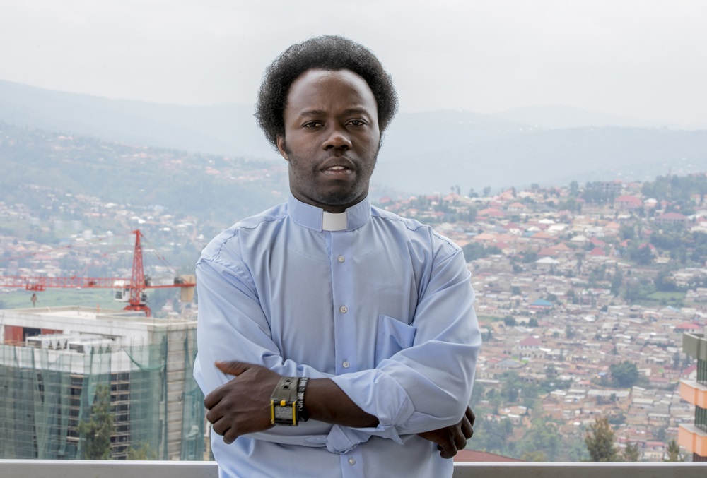 Padiri J. Francois akora umuziki ugezweho muri Hip Hop n'izindi njyana zikunzwe n'urubyiruko