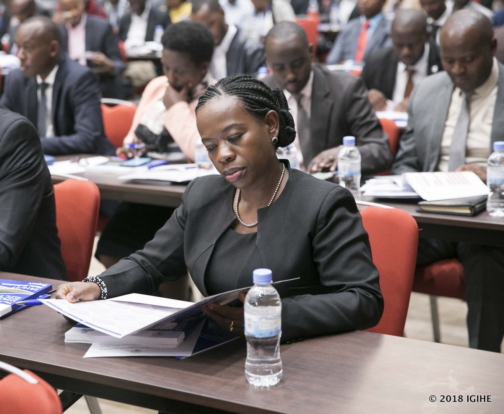 Visi Guverineri wa Banki Nkuru y'Igihugu, Dr Nsanzabaganwa Monique areba ibyavuye mu bushakashatsi