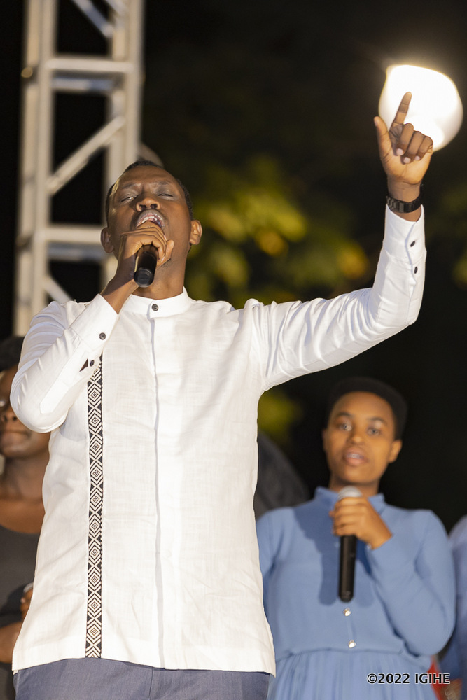 Bosco Nshuti na we yaririmbye muri iki gitaramo