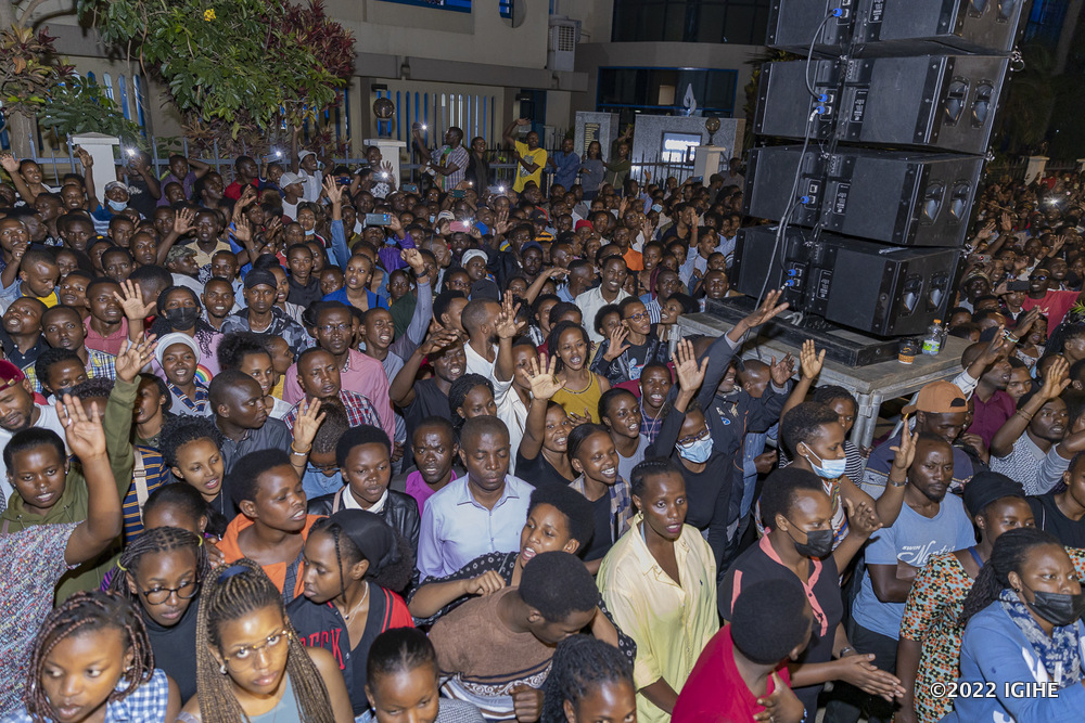 Abarenga 1000 bitabiriye iki gitaramo