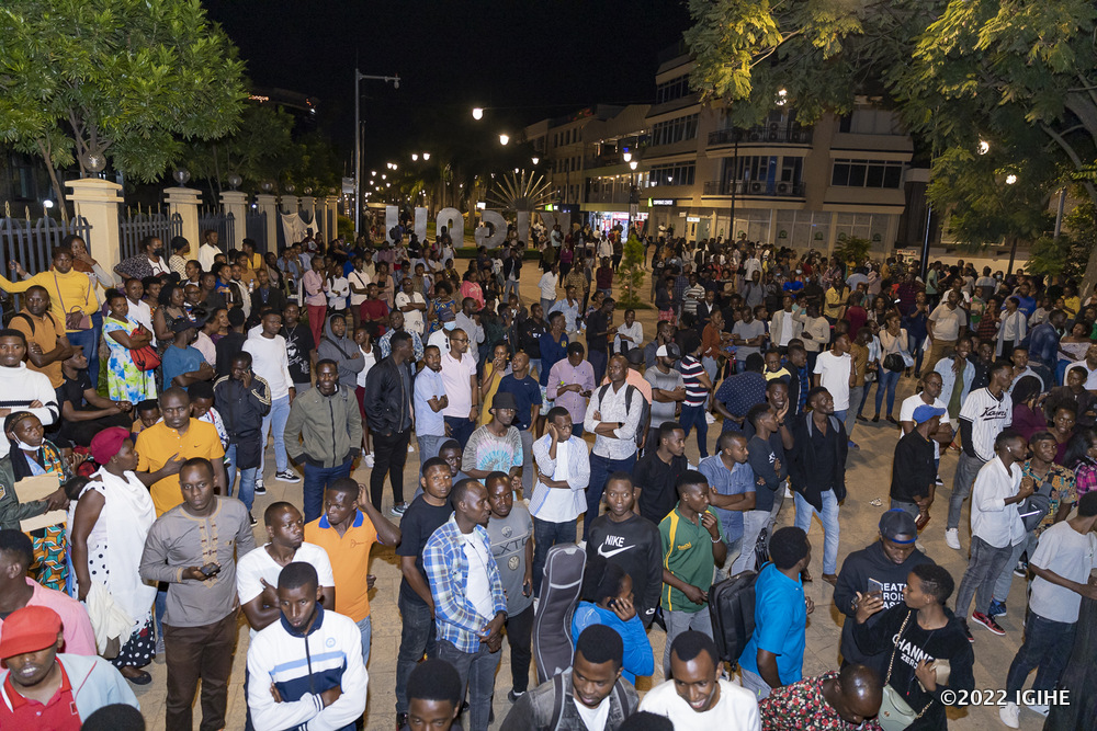 N'inyuma y'urubyiniro ahadakunze kurangwa akavuyo k'abantu byari ibicika