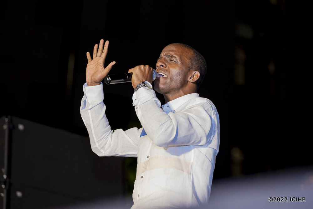 Alex Dusabe yataramiye abarenga igihumbi bitabiriye igitaramo cye