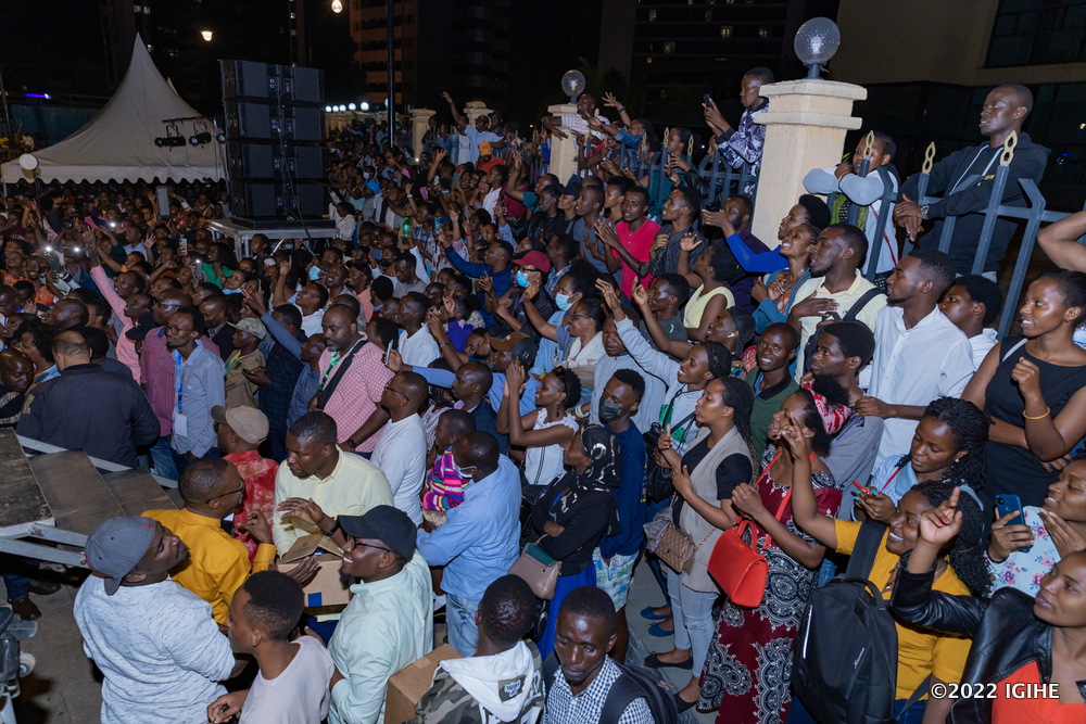 Bamwe byabasabye kwinjira mu nyubako y'ibiro by'Umujyi wa Kigali ngo bakurikire neza iby'iki gitaramo