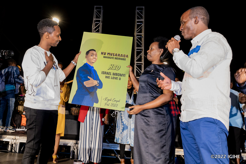 Usibye kuririmbirwa, Israel Mbonyi yanaherewe impano ku rubyiniro