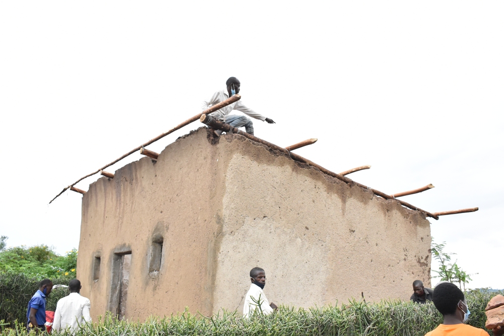 Habaye umuganda wo gusanira abasenyewe n'ibiza