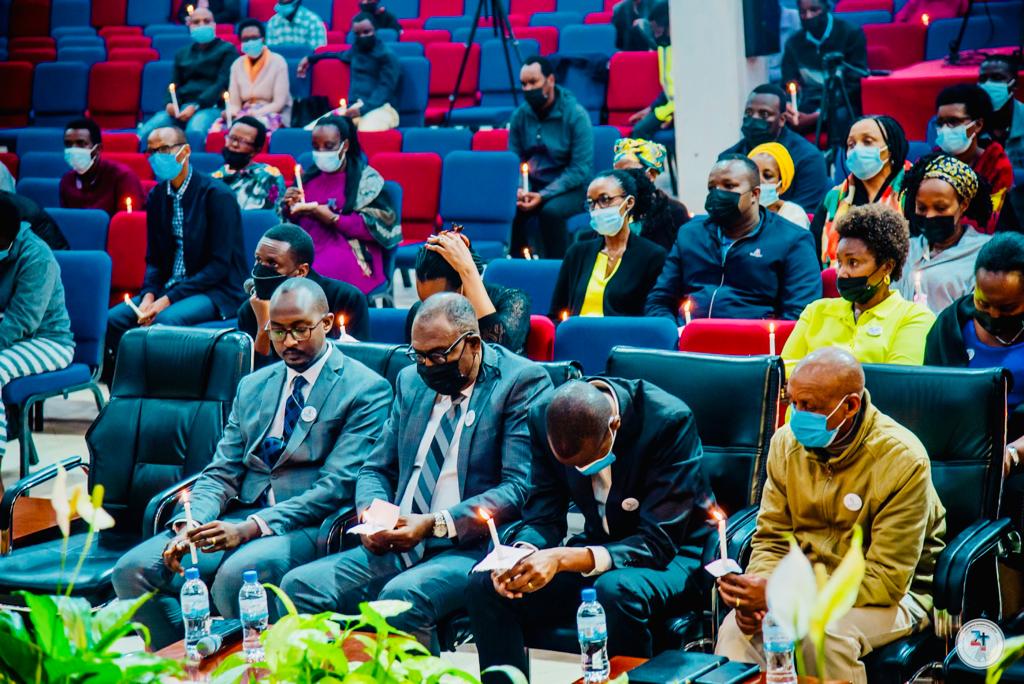 Abitabiriye uyu muhango wo kwibuka bacanye urumuri rw'icyizere