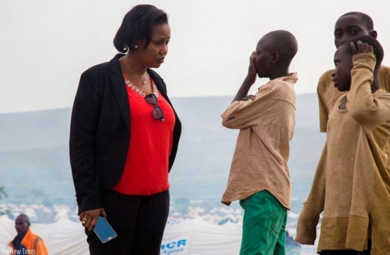 Hafsa Mossi yasutse amarira hasi ubwo yasuraga inkambi ya Mahama icumbikiye impunzi z'Abarundi