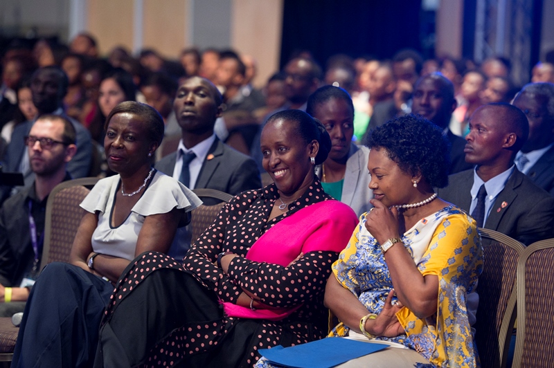 Madamu Jeannette Kagame ari kumwe na Matilde Mukantabana, Amabasaderi w'u Rwanda muri USA(Iburyo) na Louise Mushikiwabo, Minisitiri w'Ububanyi n'Amahanga(Ibumoso)