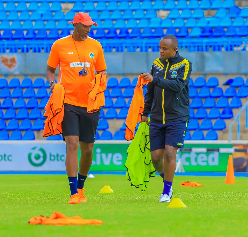 Hakizimfura Ayubu ushinzwe Ibikoresho muri AS Kigali. Aha yari kumwe n'Umutoza Mukuru w'iyi kipe y'Abanyamujyi