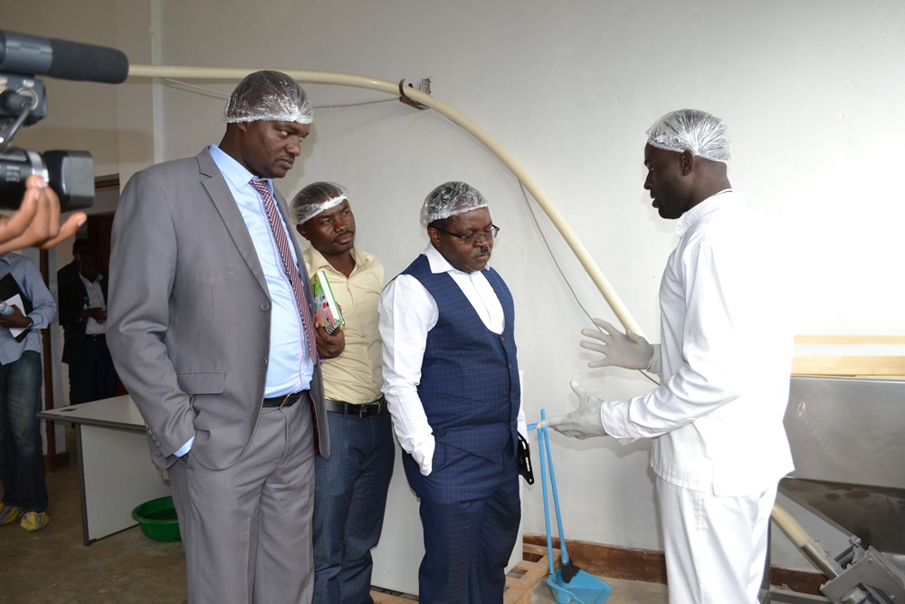 Hamwe n'abari bamuherekeje Minisitiri w'Ubucuruzi n'inganda, Munyeshyaka Vincent yasabaga ibisobanuro byimbitse ku mikorere y'uru ruganda