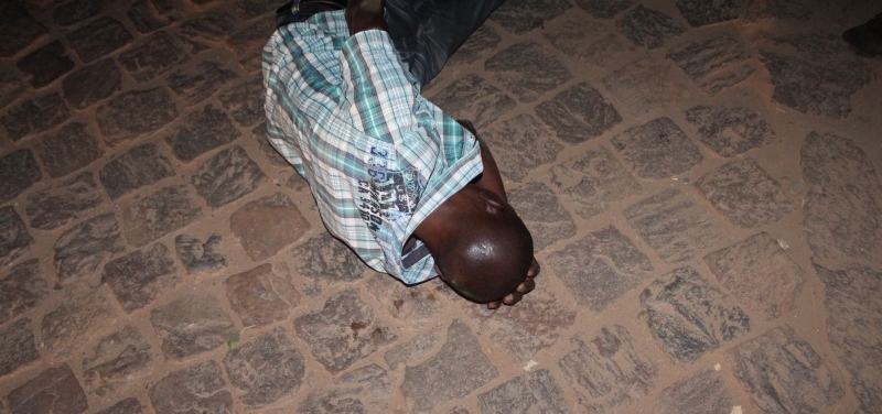Yari aryamye mu muhanda nk'umuntu wataye ubwenge