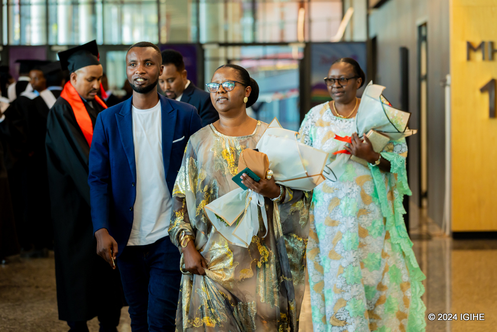 Hari benshi bari bitwaje indabo zo gushimira ababo basoje amasomo