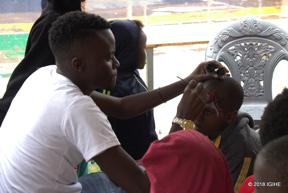 Hari imyidagaduro itandukanye ku bana, harimo no gusigwa amarangi y'amabara atandukanye