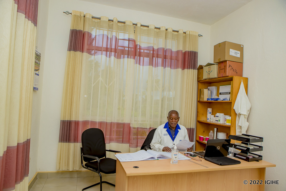 Hari umuganga ushinzwe gukurikirana ubuzima bw'abanyeshuri
