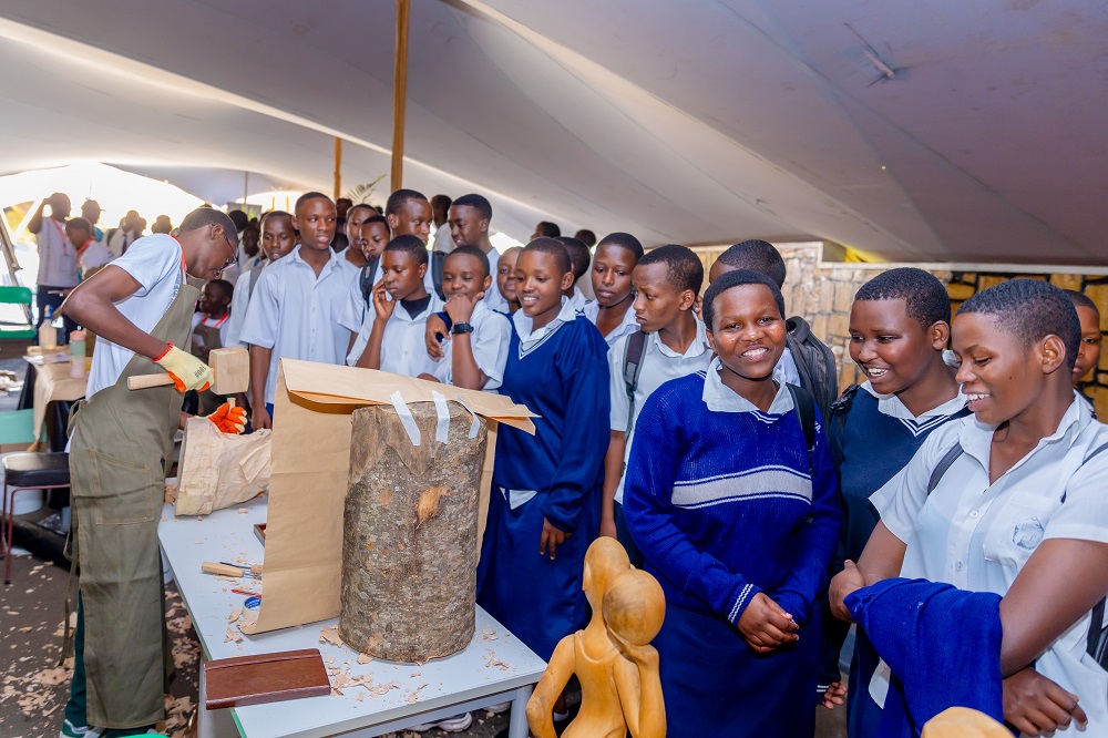 Mu bitabiriye iri murikagurisha harimo abanyeshuri biga ibijyanye n’ubugeni
