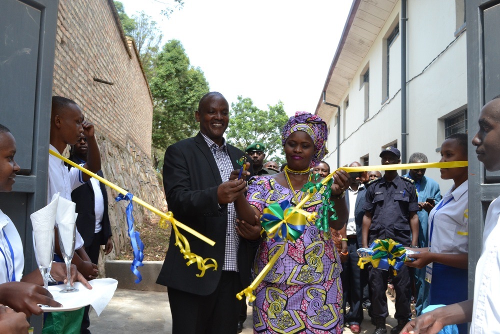 Inyubako z'amacumbi y'abanyeshuri itahwa mu mugaragaro