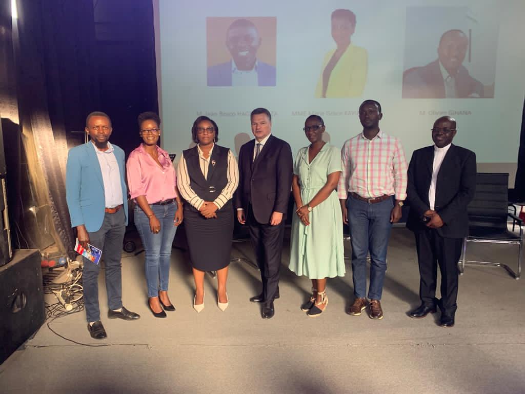 Minisitiri w'Uburezi mu Rwanda, Dr Uwamariya Valentine (uwa gatatu uturutse ibumoso), yahamagariye Abanyarwanda kubyaza aya mahirwe umusaruro