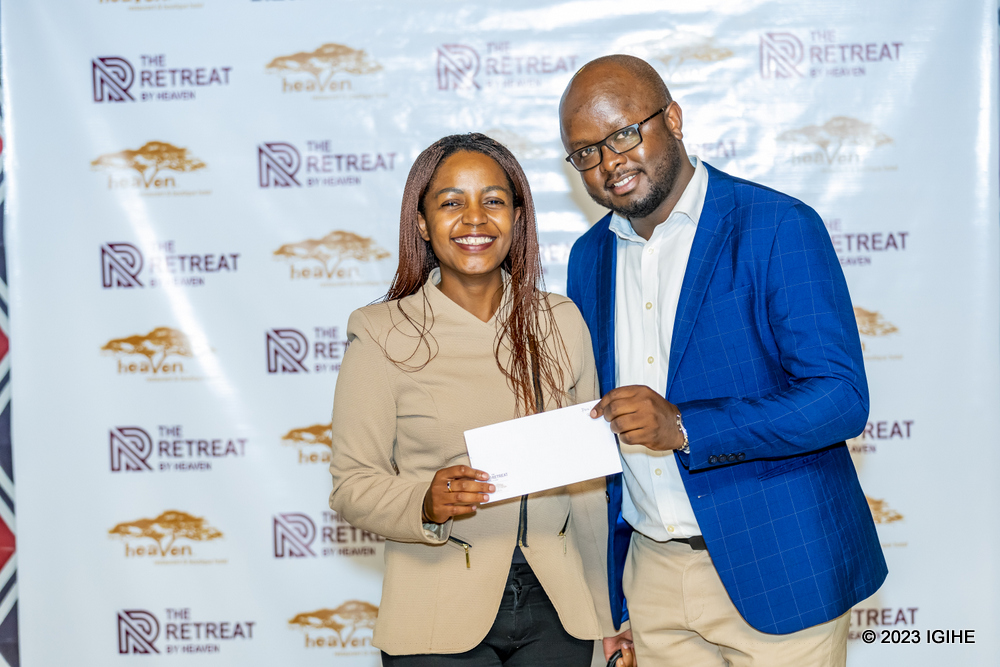 Bishimiye guhabwa impano na The Retreat Hotel