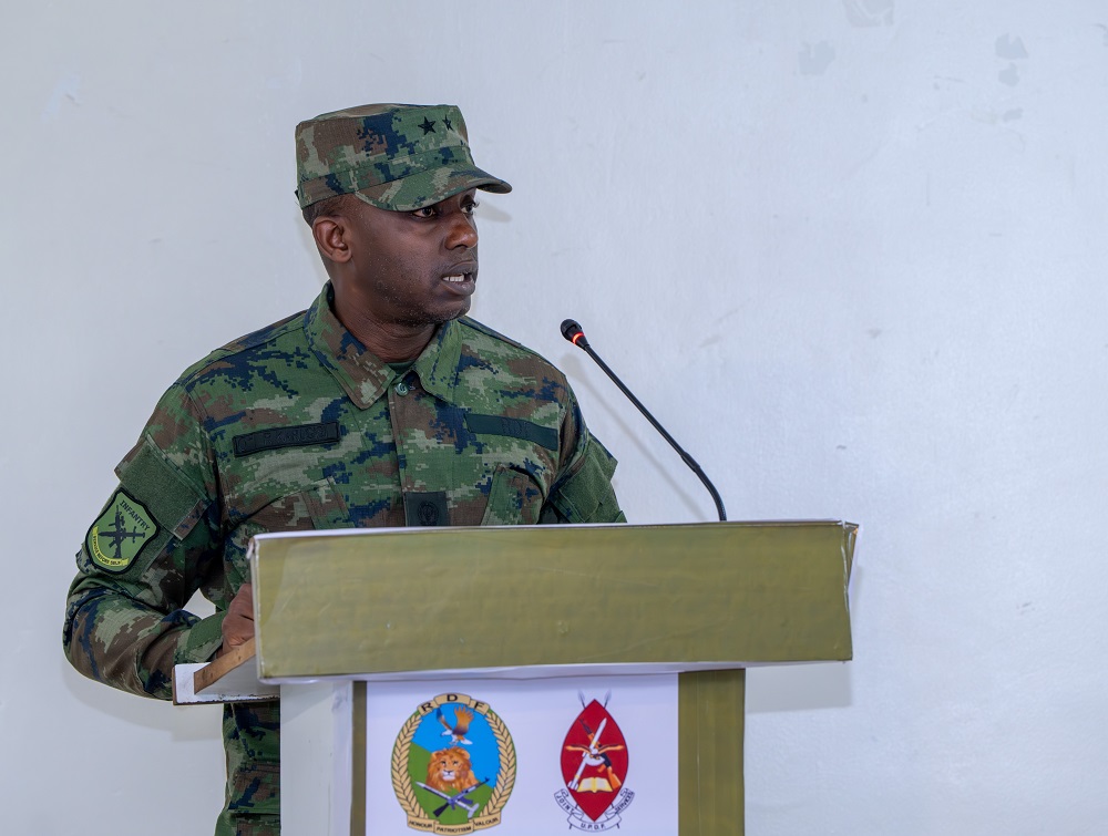 Umuyobozi wa Diviziyo ya Gatanu muri RDF, Maj Gen Ruki Karusisi, yashimye umwuka mwiza, ubunyamwuga n’icyizere byaranze ibiganiro