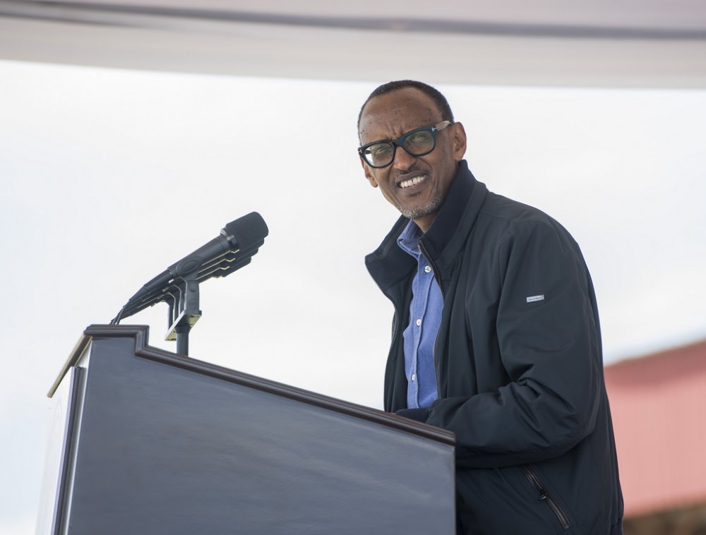 Perezida Kagame yemereye abaturage ba Nyamagabe umuhanda Gasaka-Kibumbwe-Kaduha