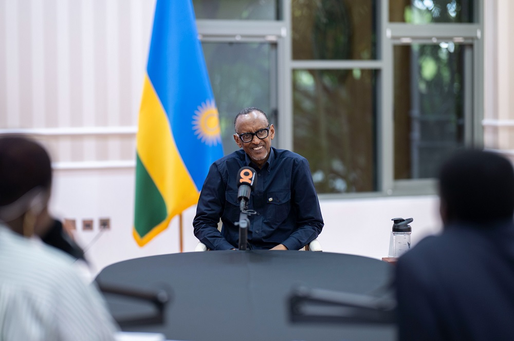 Perezida Kagame mu kiganiro n'umunyamakuru Oswald Mutuyeyezu wa Radio 10 na Aissa Cyiza wa Royal FM