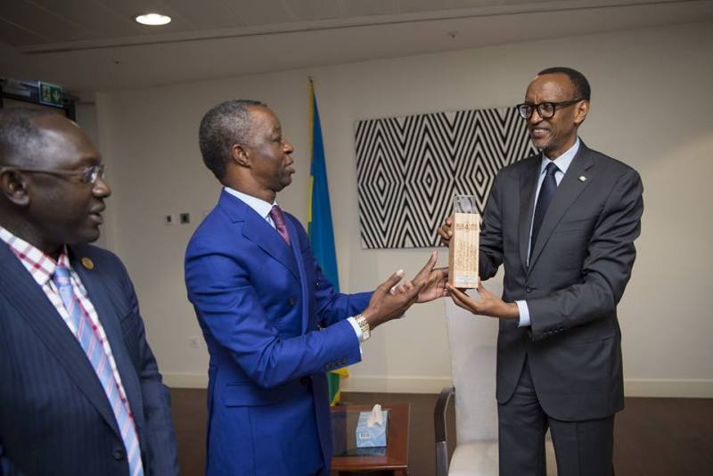 Perezida Kagame ashyikirizwa igihembo u Rwanda rwegukanye mu kubungabunga ibidukikije