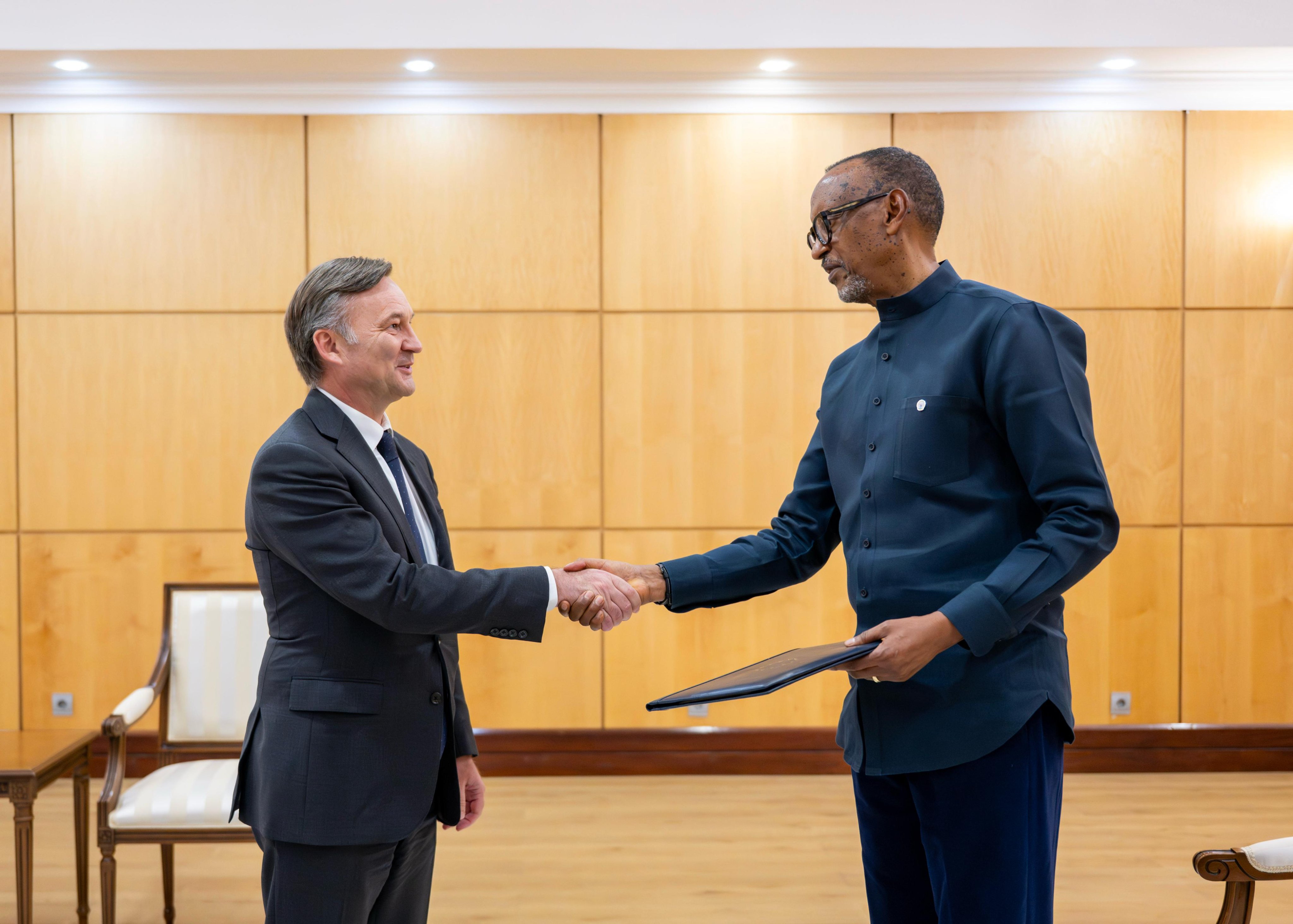 Jérémie Blin yatanze impapuro zimwemerera guhagararira Umuryango w’Ubumwe bw’u Burayi mu Rwanda