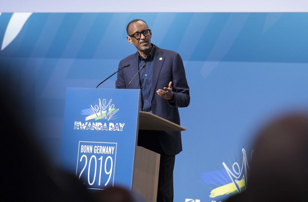 Imbere y’abantu basaga 3500 mu mujyi wa Bonn mu Budage, Perezida Kagame yatanze impanuro zitandukanye n’inama zigamije gushishikariza abanyarwanda bari mu mahanga gufatanya n’igihugu kugera ku cyerecyezo cy’iterambere u Rwanda rwihaye.