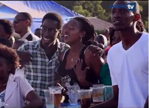 Uyu mukobwa ibyishimo byamurenze kugeza ubwo amarira azenga mu maso .