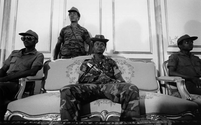 Master Sergeant Samuel Doe yicaye agaragiwe n'abari bamurinze nyuma gato yo guhirika ubutegetsi bwa Perezida William R. Tolbert, Jr mu 1980