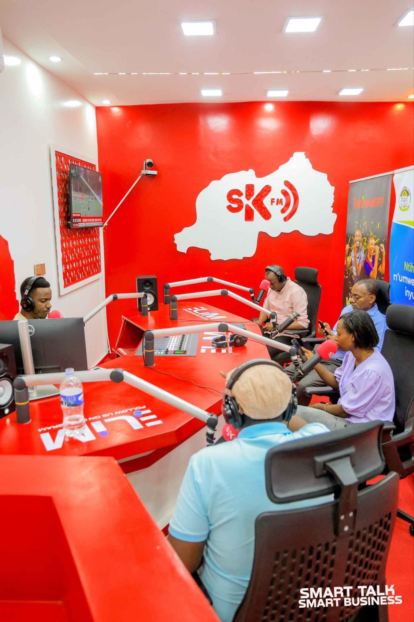 SK FM ni radio ikorera mu murongo w'ibiganiro mpaka no gutangaza inkuru zicukumbuye