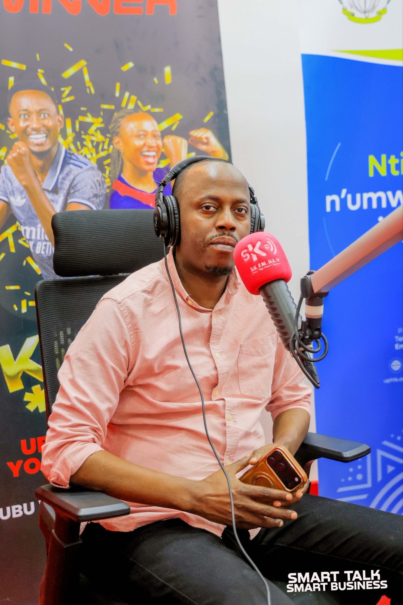 Sam Karenzi yagiye mu kiruhuko cy'akazi biteza urujijo