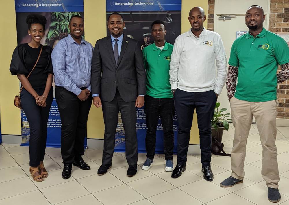 Ambasaderi Uwihanganye ari kumwe n'itsinda ry'ubuyobozi bwa Hobe Australia