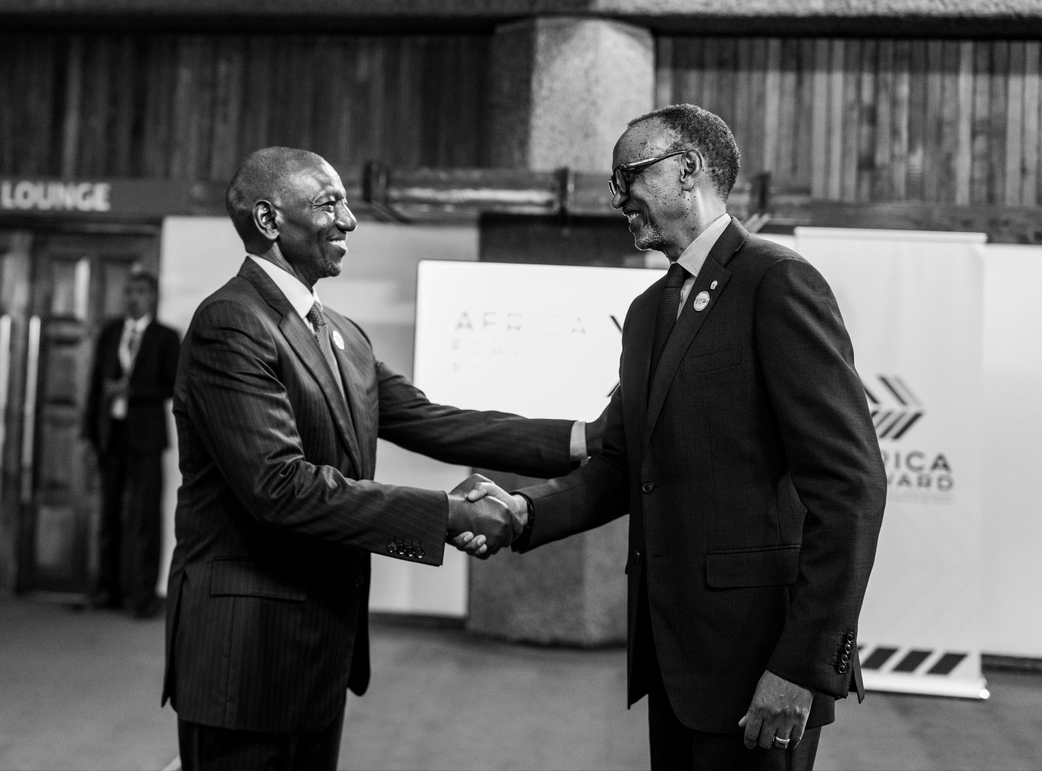 Perezida Kagame asuhuza mugenzi we wa Kenya