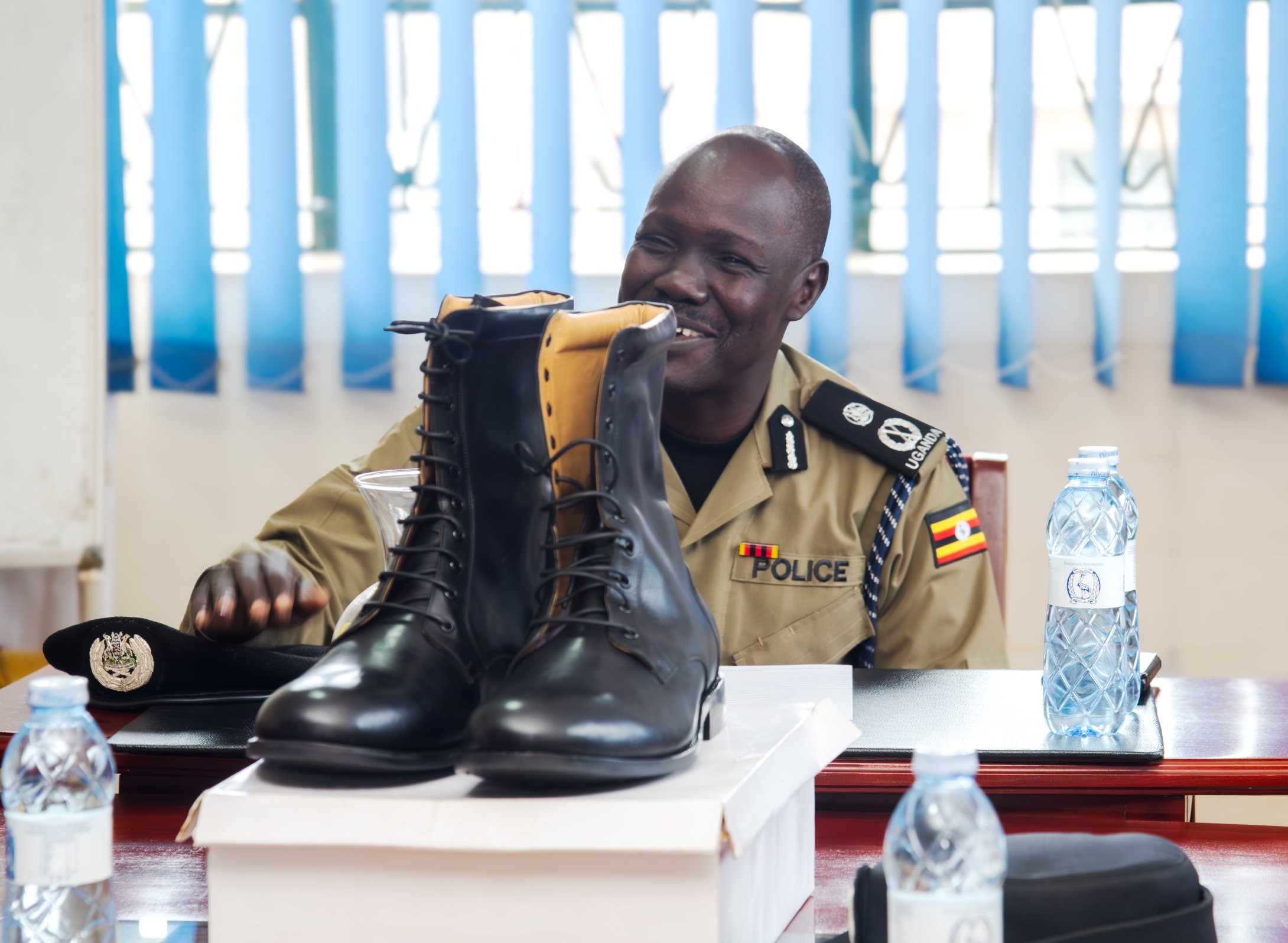 Olepus Jovian yahawe inkweto zihariye yakoresherejwe kubera ikirenge cye kinini cyane