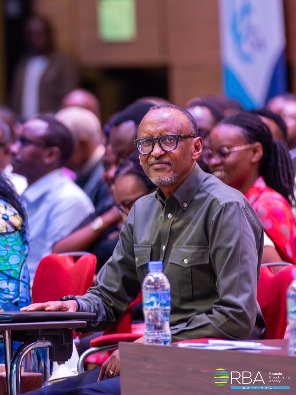 Perezida Kagame yavuze ko kwicuza bidakwiriye kuba mu magambo gusa, ahubwo ibyo umuntu avuga bikaba ari ibyo yemera bishobora gufasha abandi kubohoka