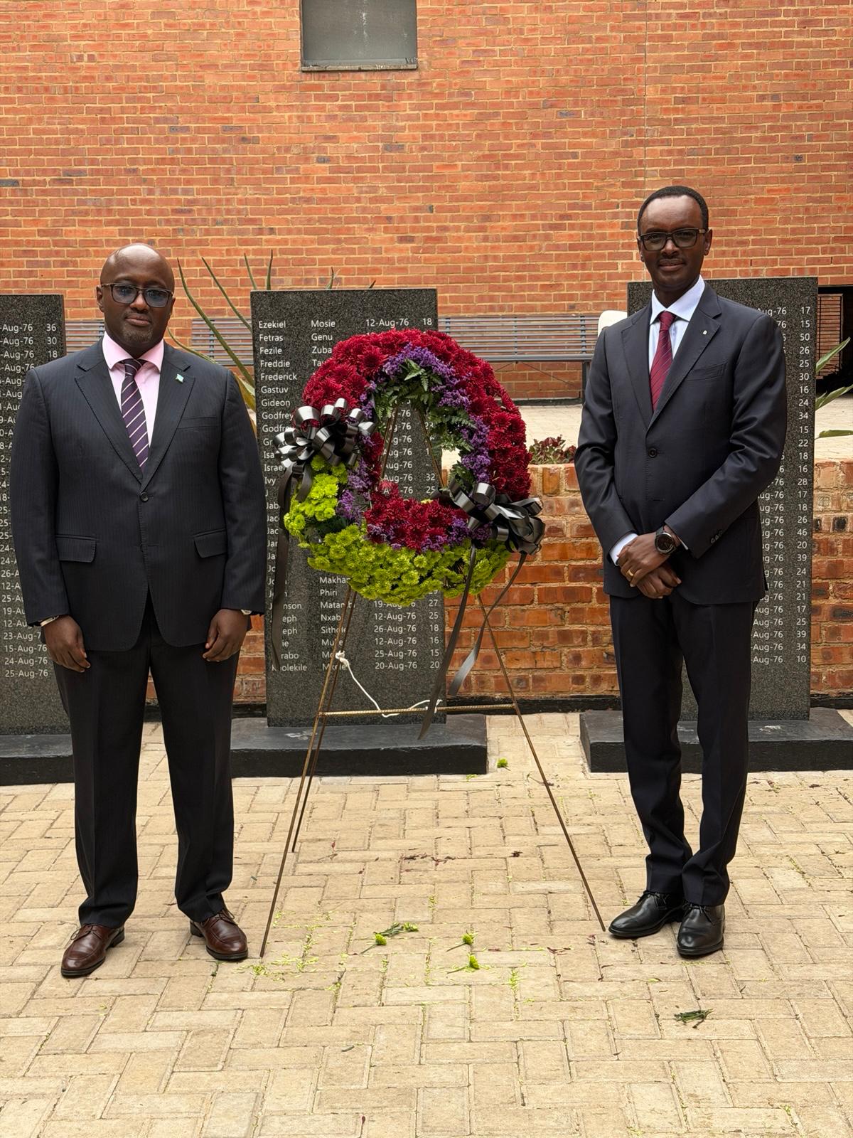 Minisitiri w’Ububanyi n’Amahanga, Olivier Nduhungirehe ari kumwe na Ambasaderi w’u Rwanda muri Afurika y’Epfo, Emmanuel Hategeka basuye urwibutso rwa Hector Pieterson ruherereye i Soweto