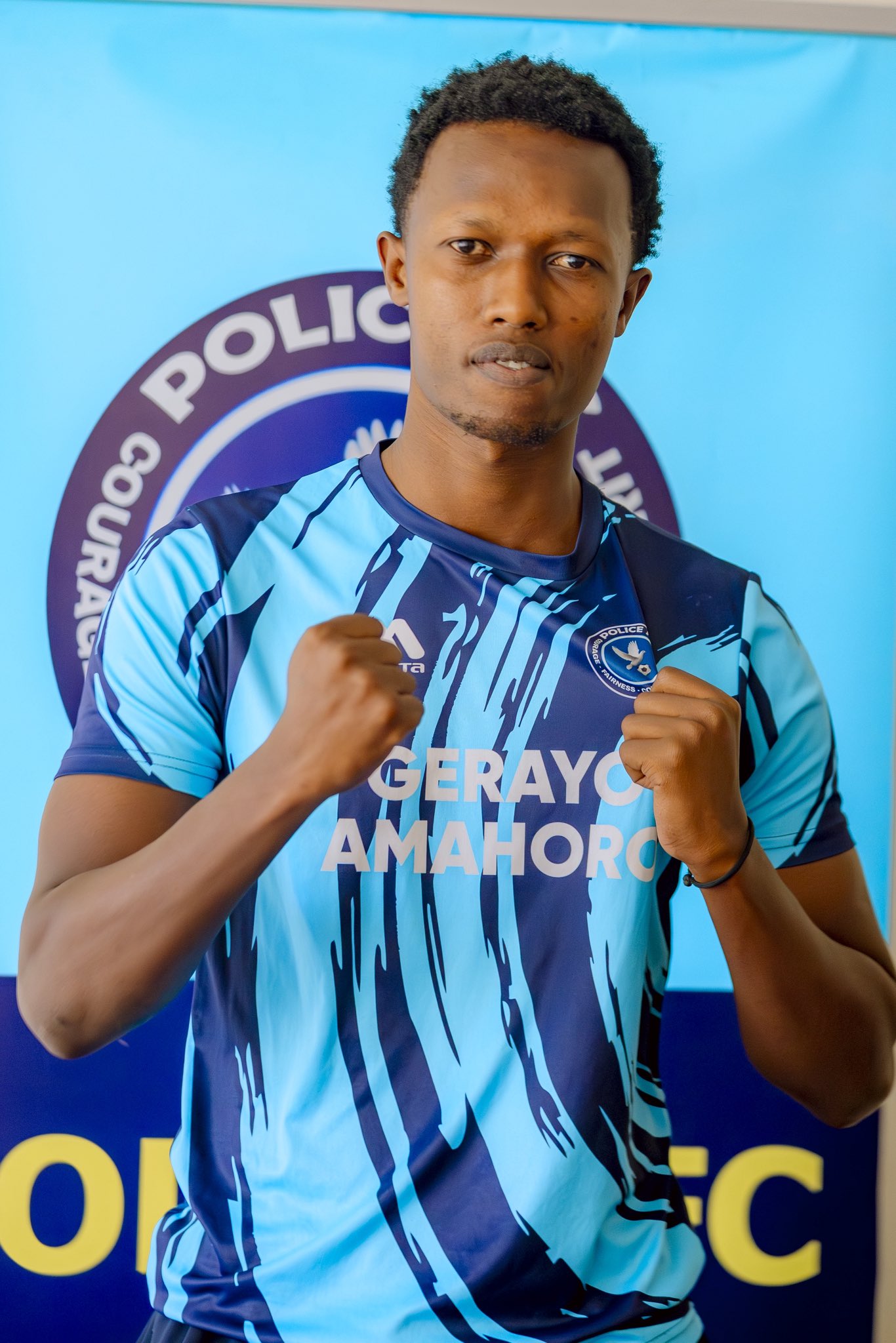 Rushema Chris yasinye amasezerano y'imyaka ibiri muri Police FC