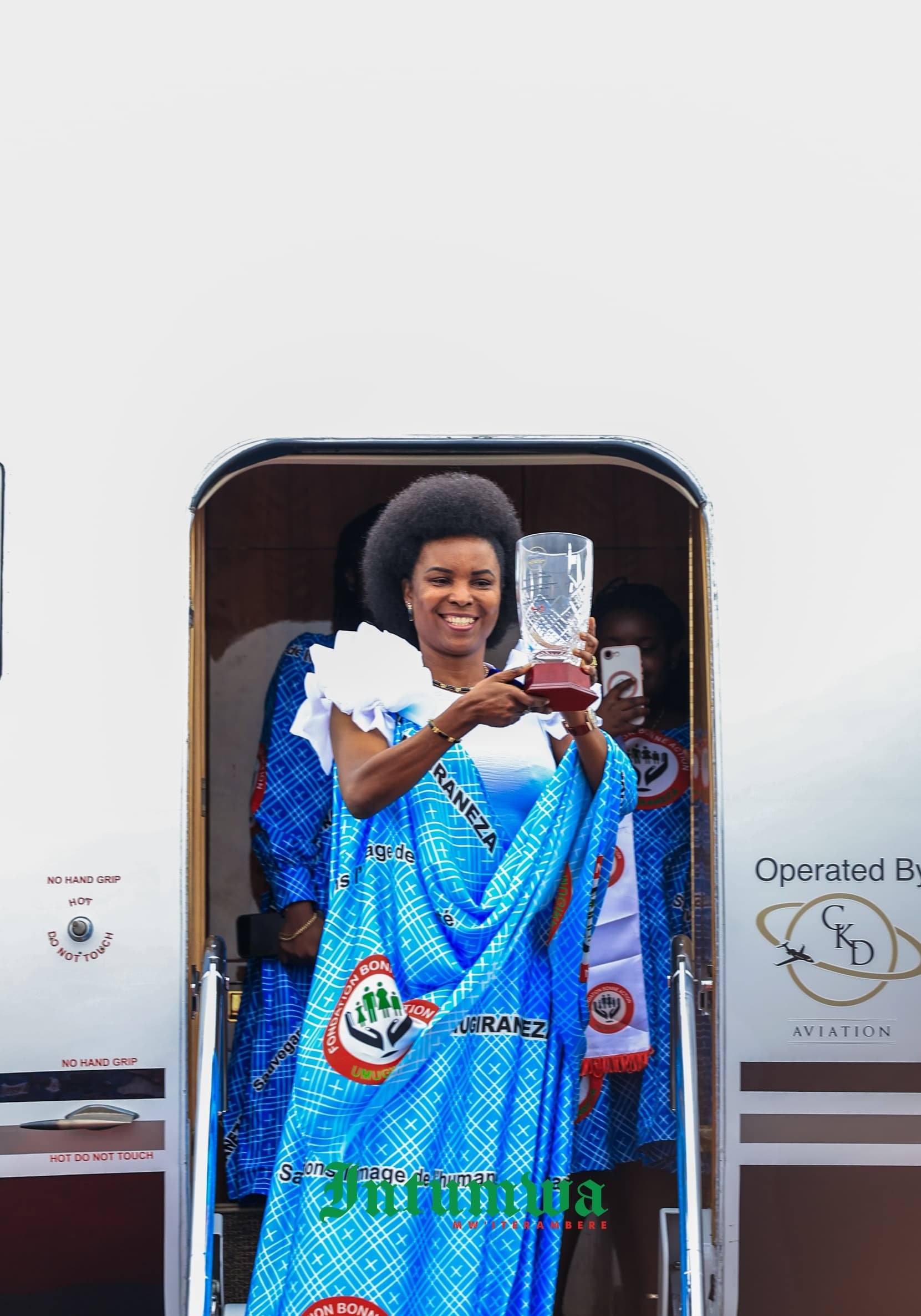 Angeline Ndayishimiye yahingutse ku kibuga cy’indege afite iki gihembo mu ntoki