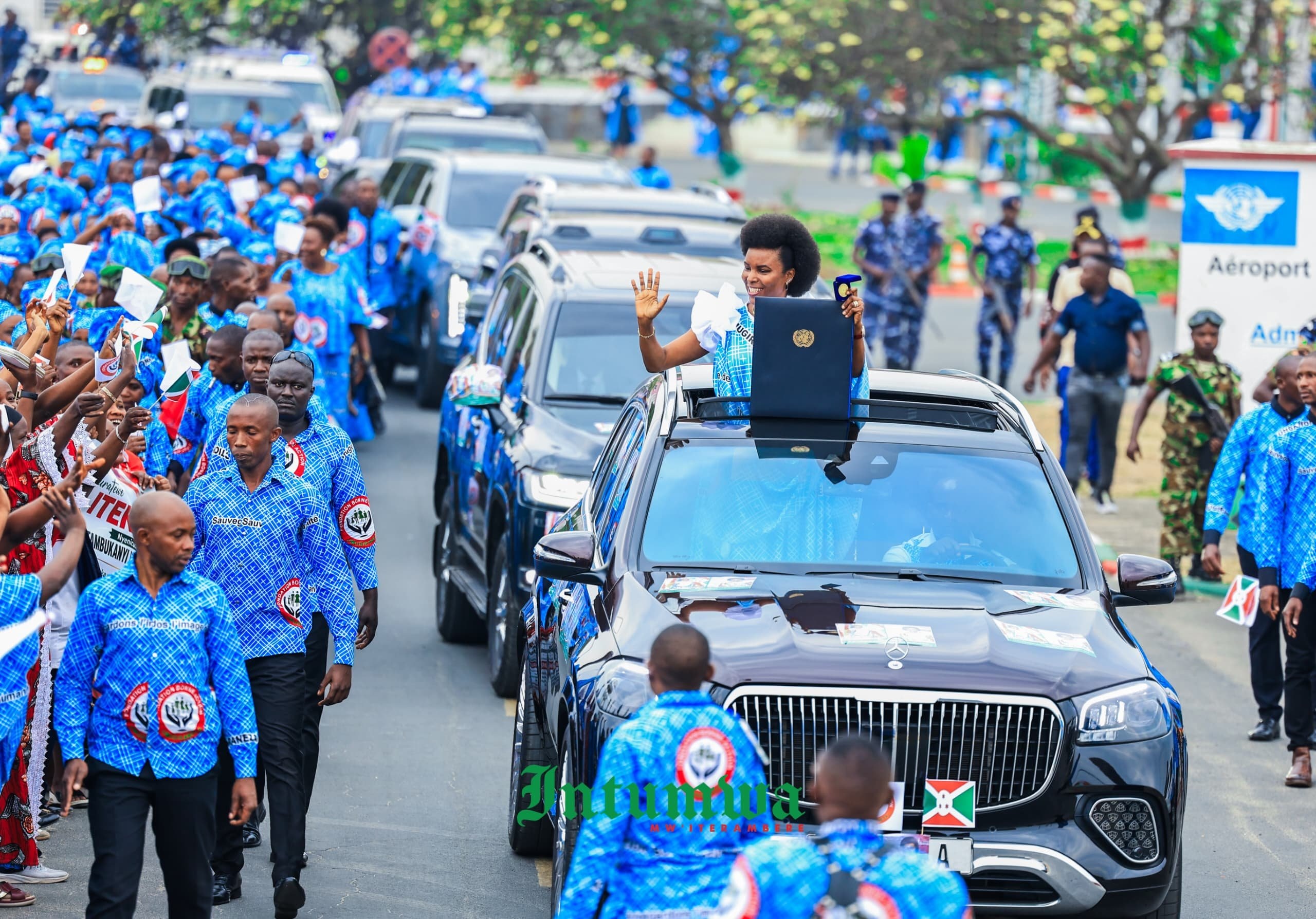 Hagati mu rugend, Angeline Ndayishimiye yuriye mu modoka agenda yereka abaturage iki gihembo