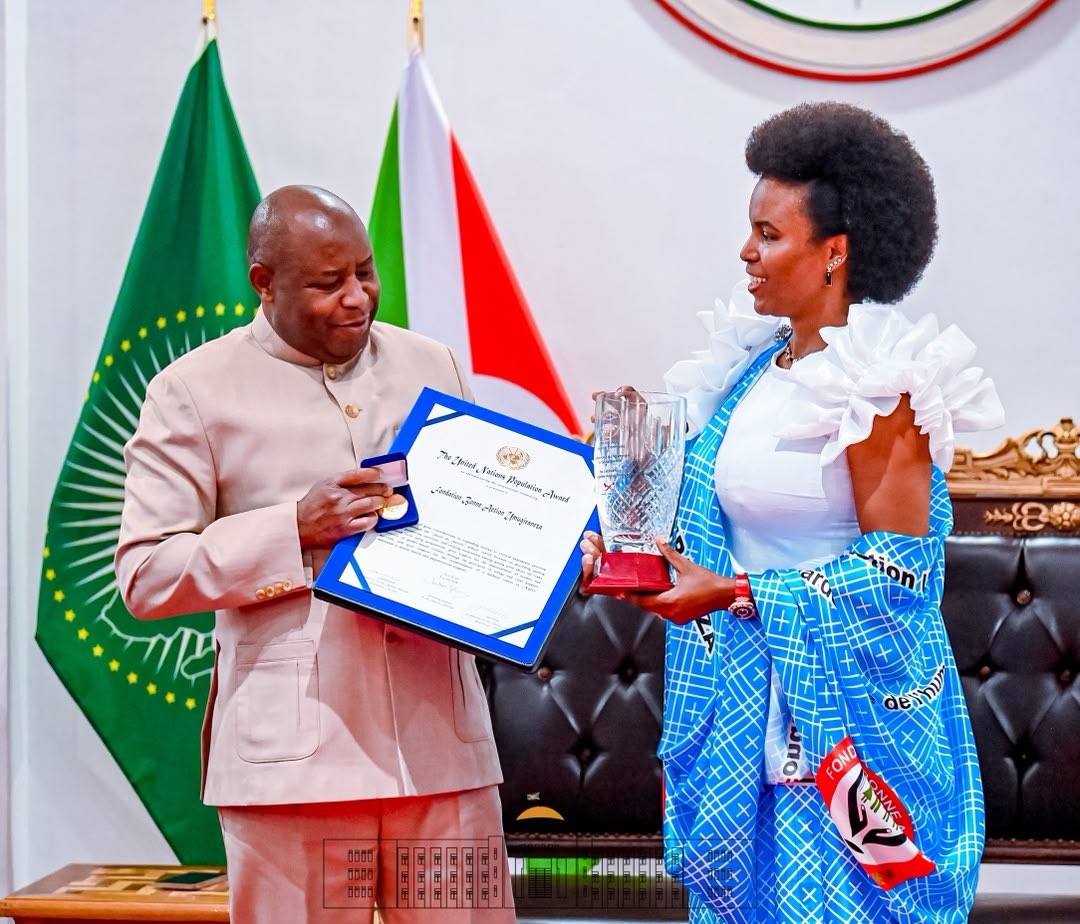 Angeline Ndayishimiye yamurikiye umugabo we ibihembo aherutse kwegukana