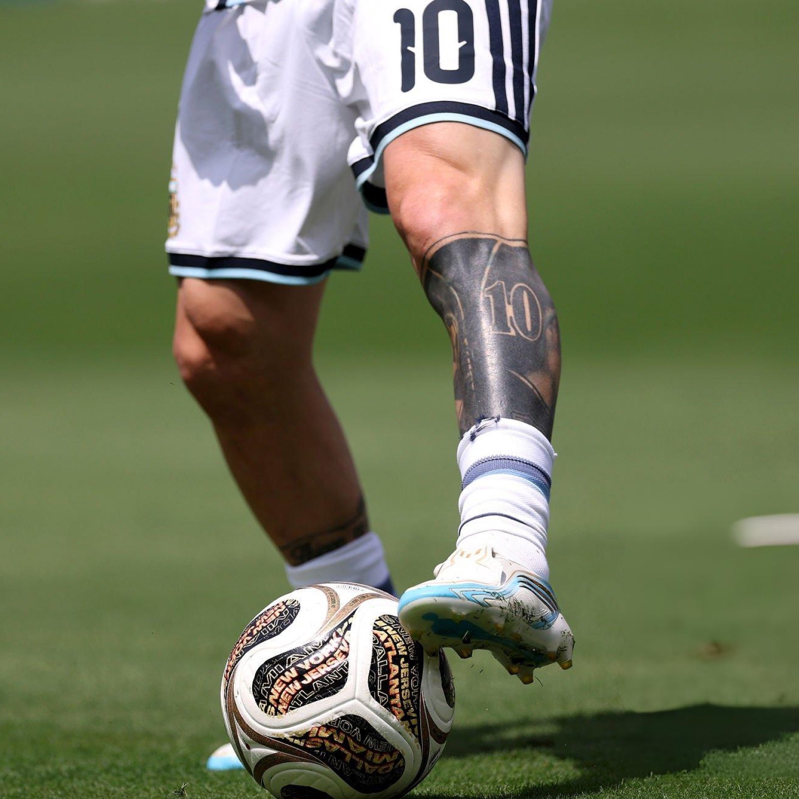 Lionel Messi agerageza gucunga umupira we