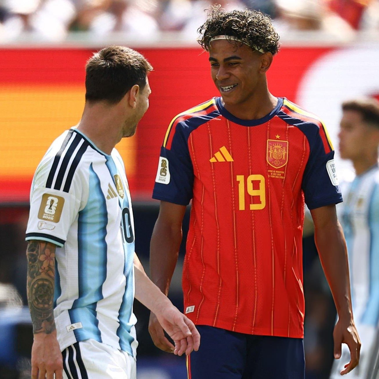 Lamine Yamal aganira na Lionel Messi nyuma y'igice cya mbere