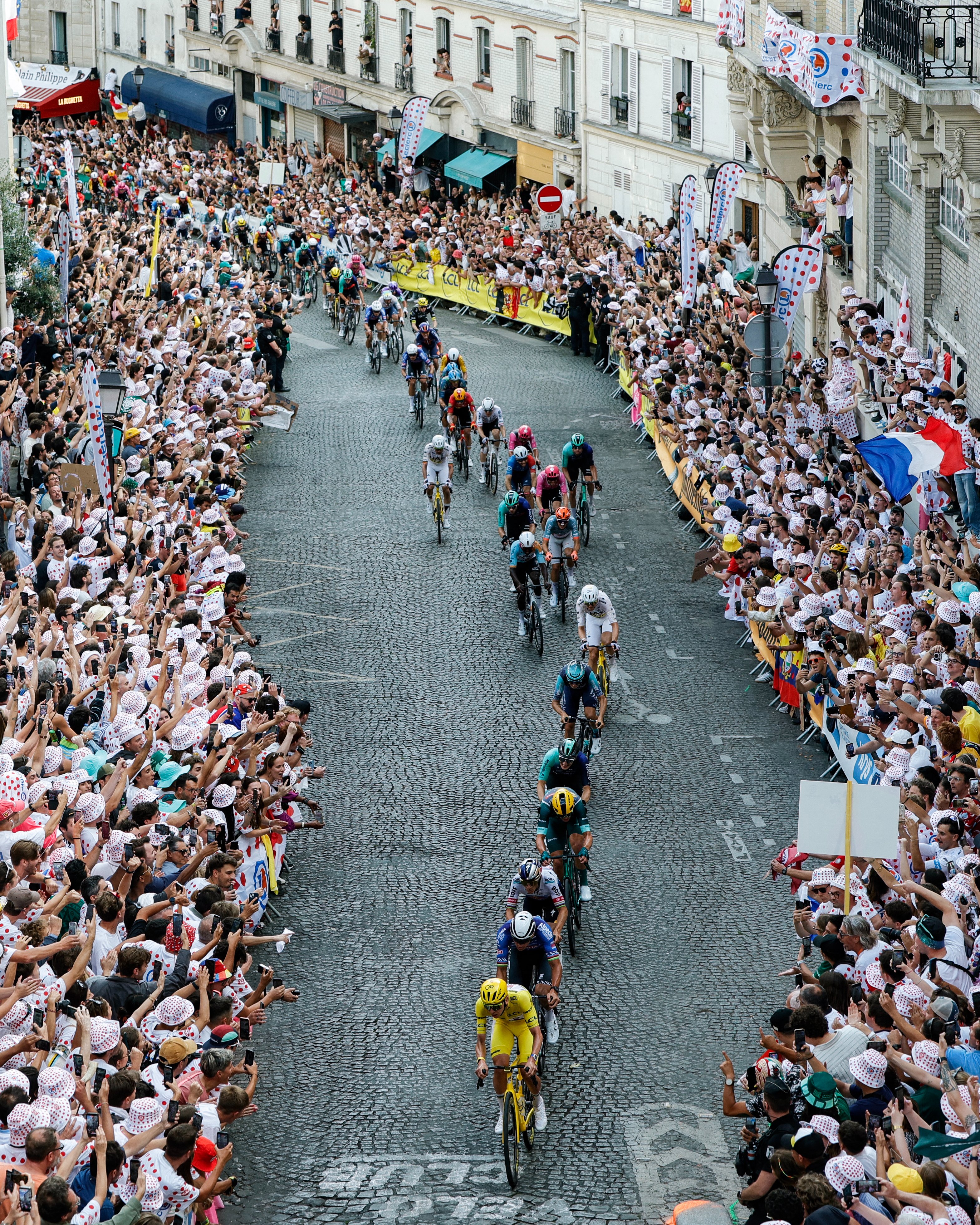 Agace ka nyuma ka Tour de France kagabanyijwe kubera inkongi y'umuriro mu Bufaransa