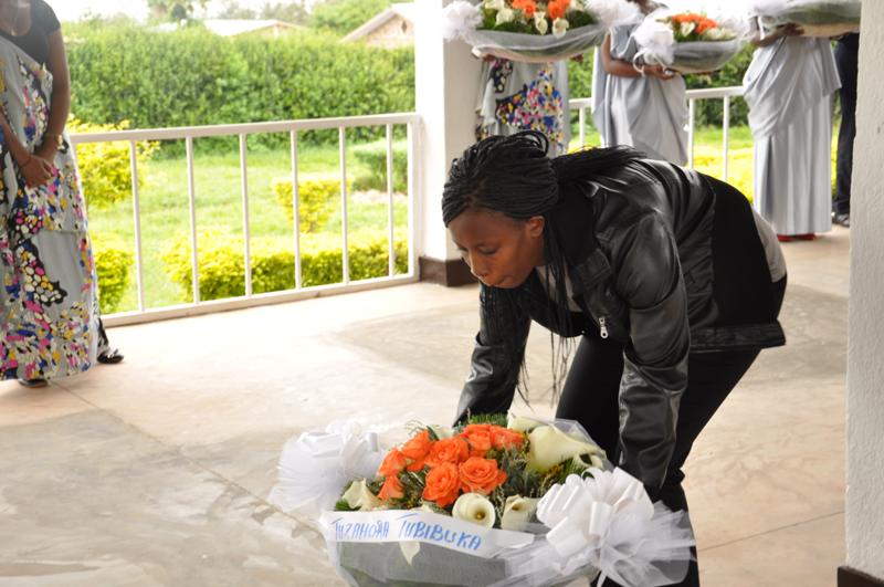 Depite Mukobwa ashyira indabyo ku mva zishyinguyemo imibiri y'abazize Jenoside