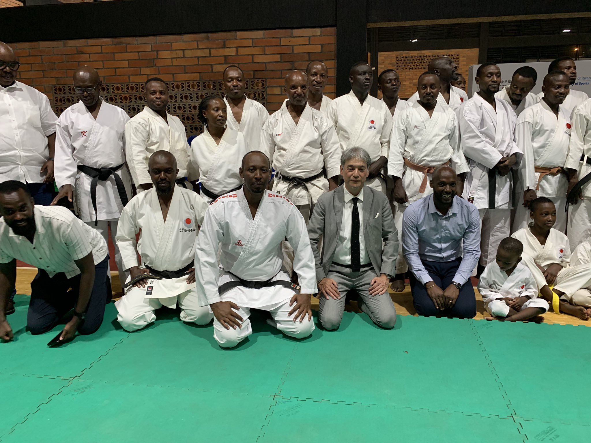 Ambasaderi w’u Buyapani mu Rwanda, Nakajo Kazuya, Umuyobozi Mukuru ushinzwe Iterambere rya Siporo muri Minisiteri ya Siporo, Gilbert Muvunyi Manier, batangije amahugurwa