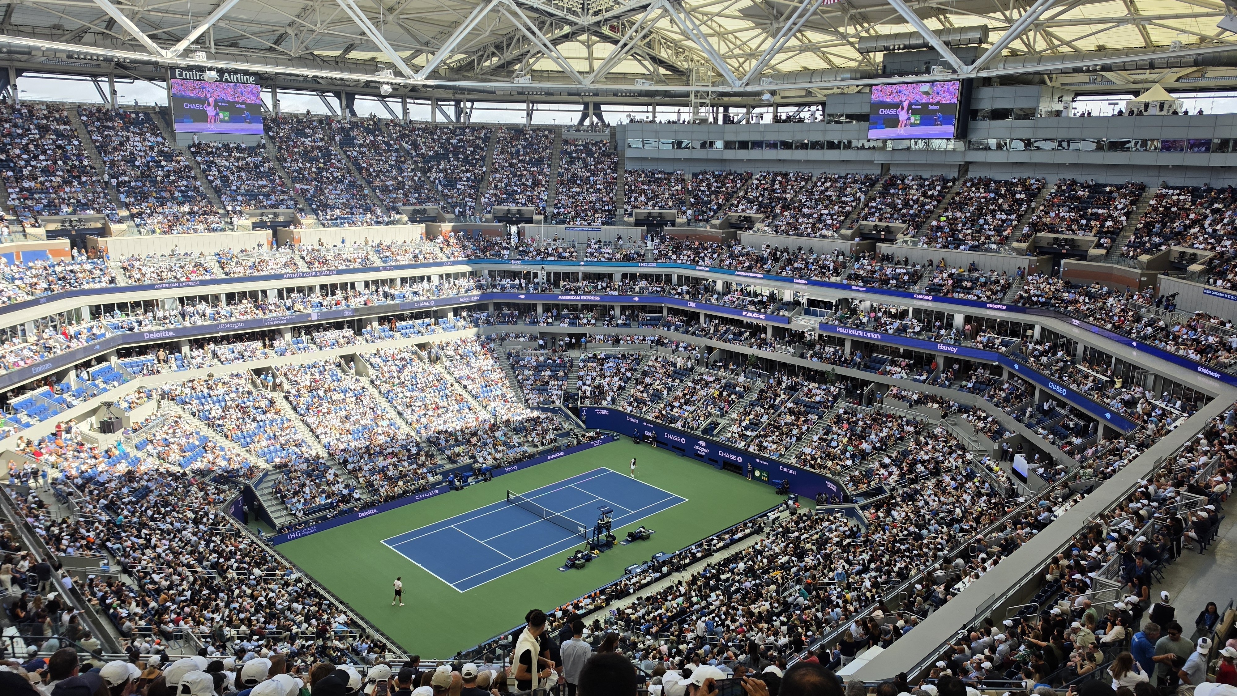 Arthur Ashe Stadium yakiniweho umukino wa nyuma, yarimo abafana ibihumbi 24
